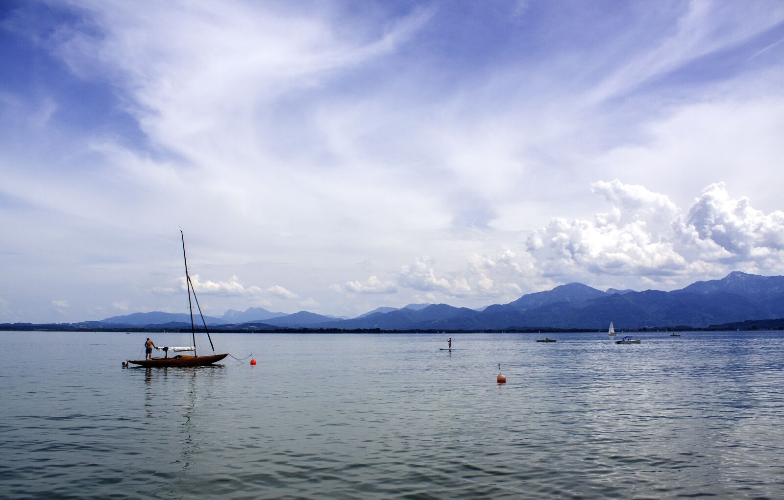 Canon EOS 50D + Canon EF-S 18-55mm F3.5-5.6 IS sample photo. Boat, mountains, chiemsee lake photography