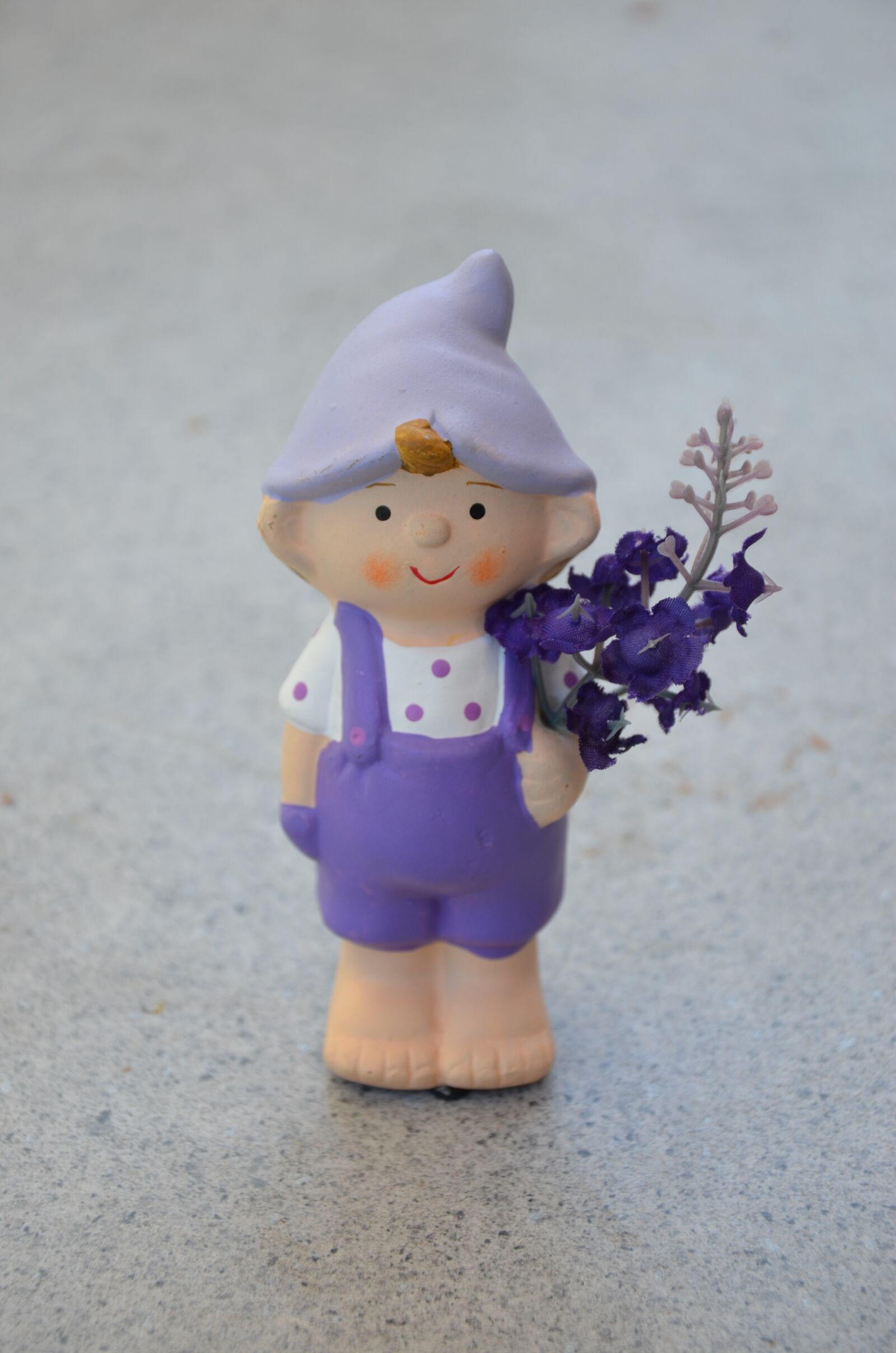 Nikon D5100 sample photo. Garden gnome, violet, overalls photography