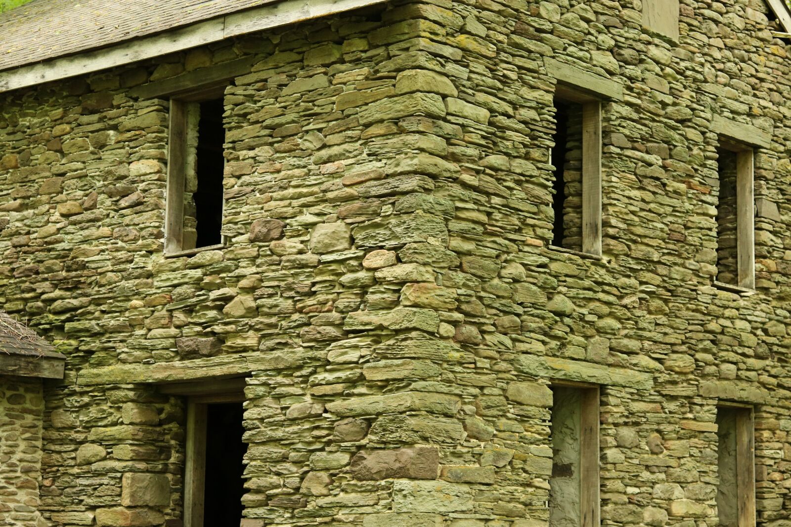 Canon EOS 750D (EOS Rebel T6i / EOS Kiss X8i) + Canon EF 50mm F1.8 STM sample photo. Old, house, stone photography