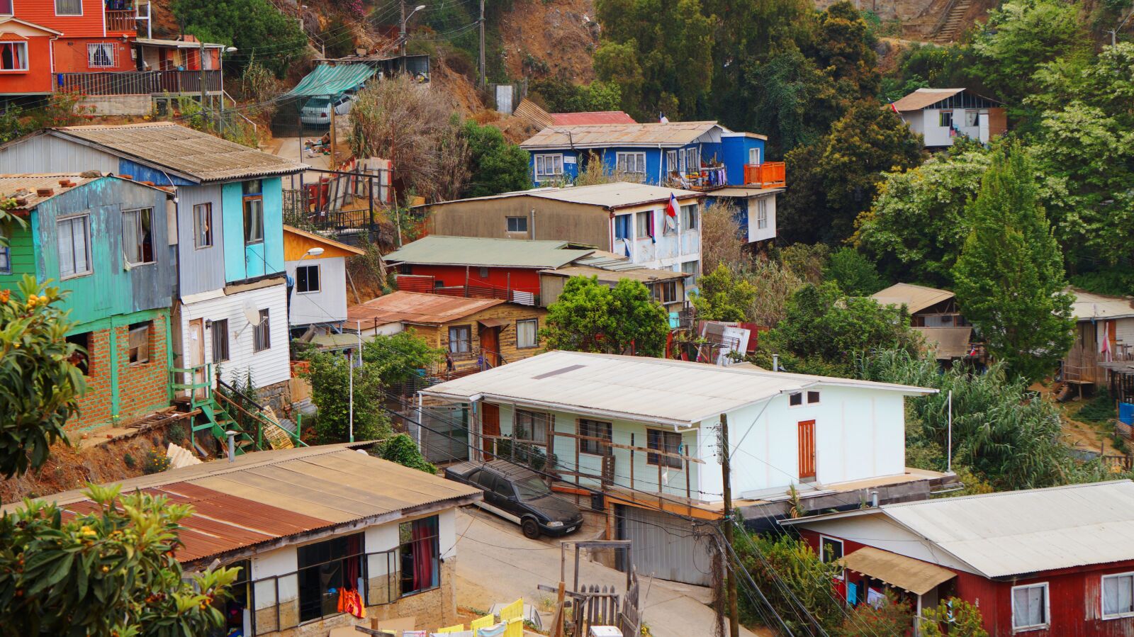 Sony Alpha a5000 (ILCE 5000) + Sony E 55-210mm F4.5-6.3 OSS sample photo. Valparaiso, houses, chile photography