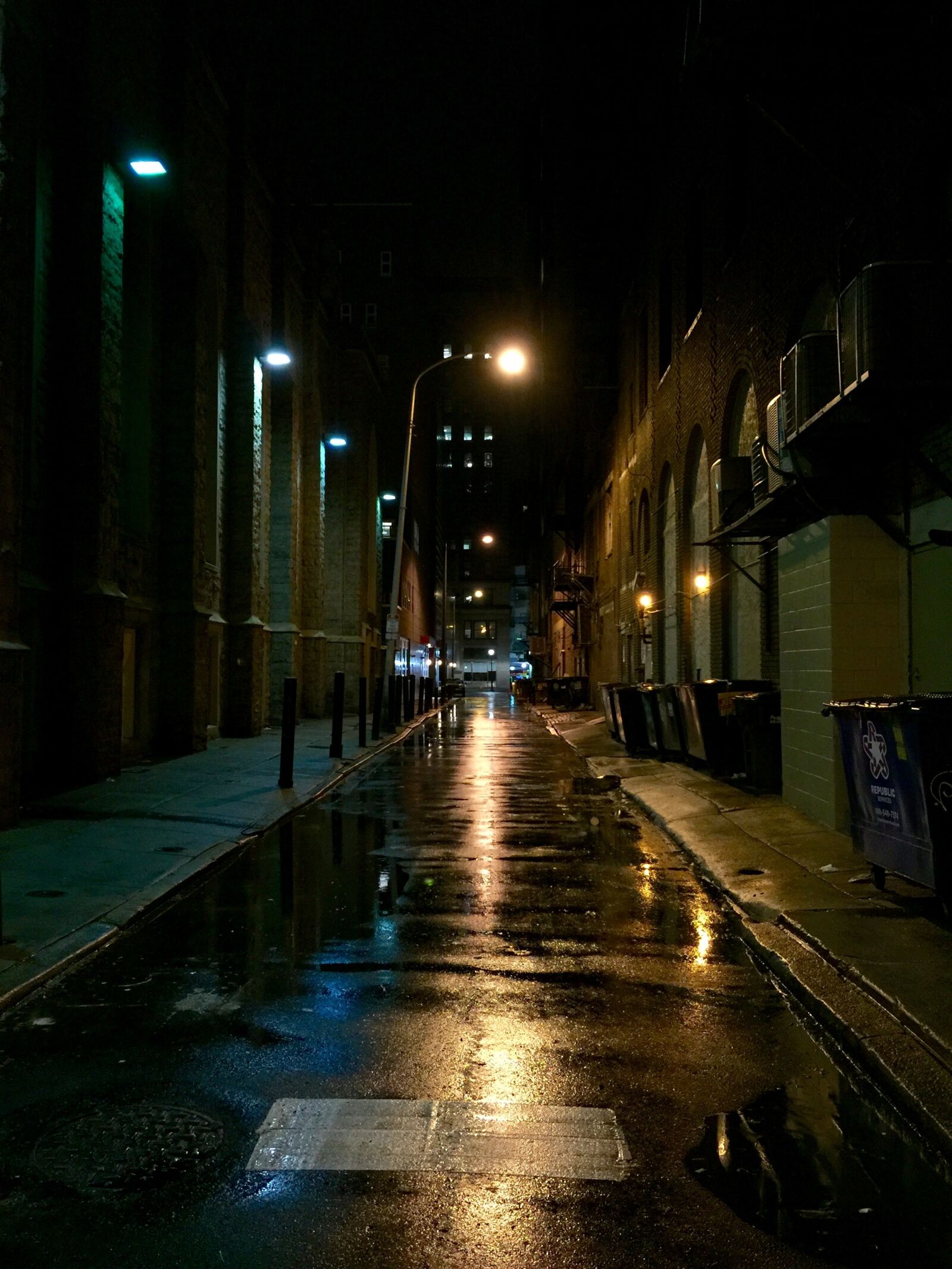 iPhone 6 Plus back camera 4.15mm f/2.2 sample photo. Street, night, city photography