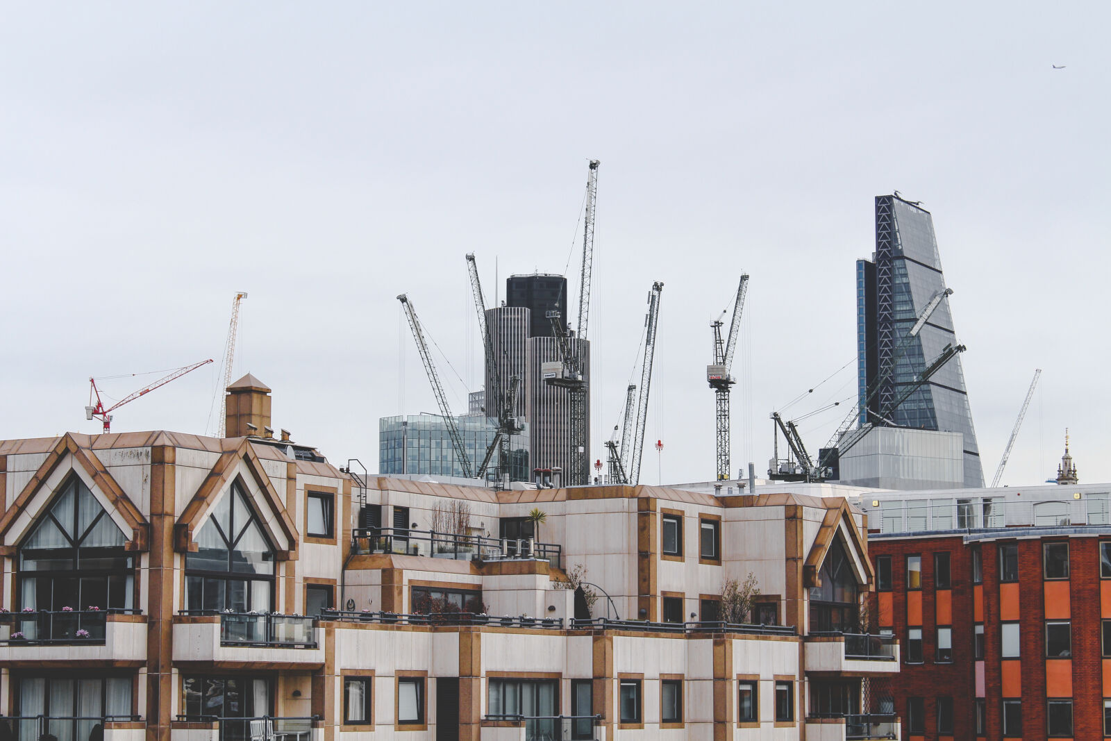 Canon EOS 700D (EOS Rebel T5i / EOS Kiss X7i) sample photo. Architecture, buildings, constructing, crane photography