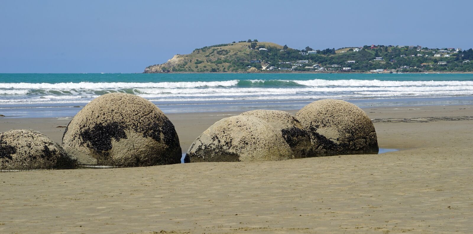 Sony a7 + Sony FE 24-240mm F3.5-6.3 OSS sample photo. Moeraki boulders, new zealand photography