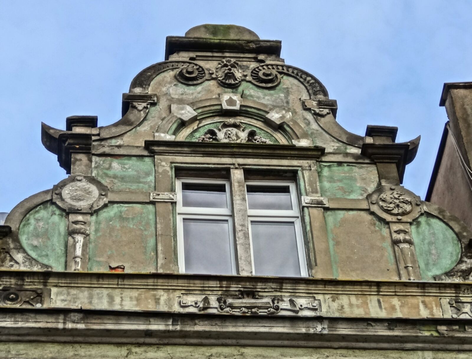 Sony Cyber-shot DSC-HX20V sample photo. Gable, pediment, architecture photography