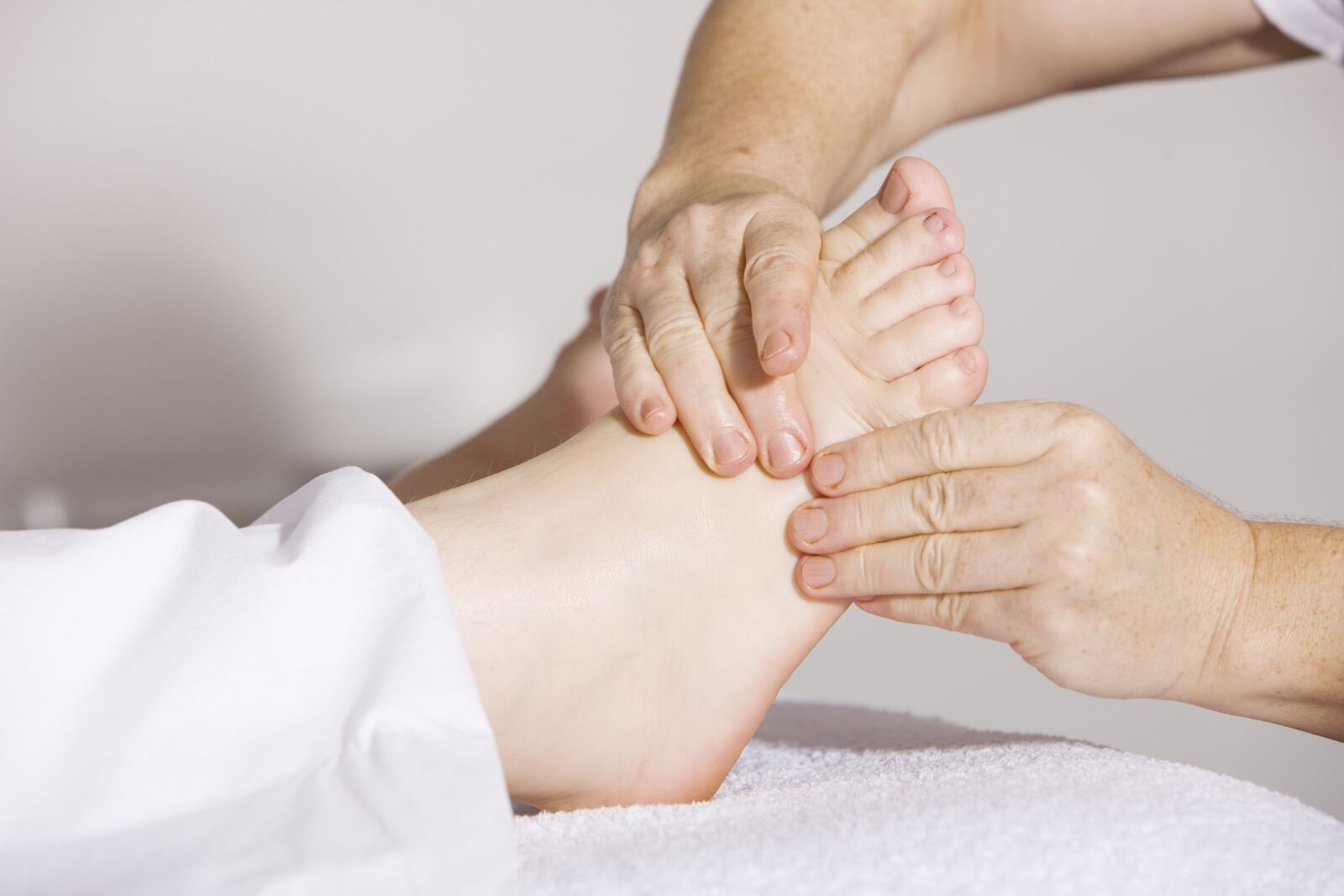 Canon EOS-1Ds Mark III sample photo. Physiotherapy, foot massage, massage photography