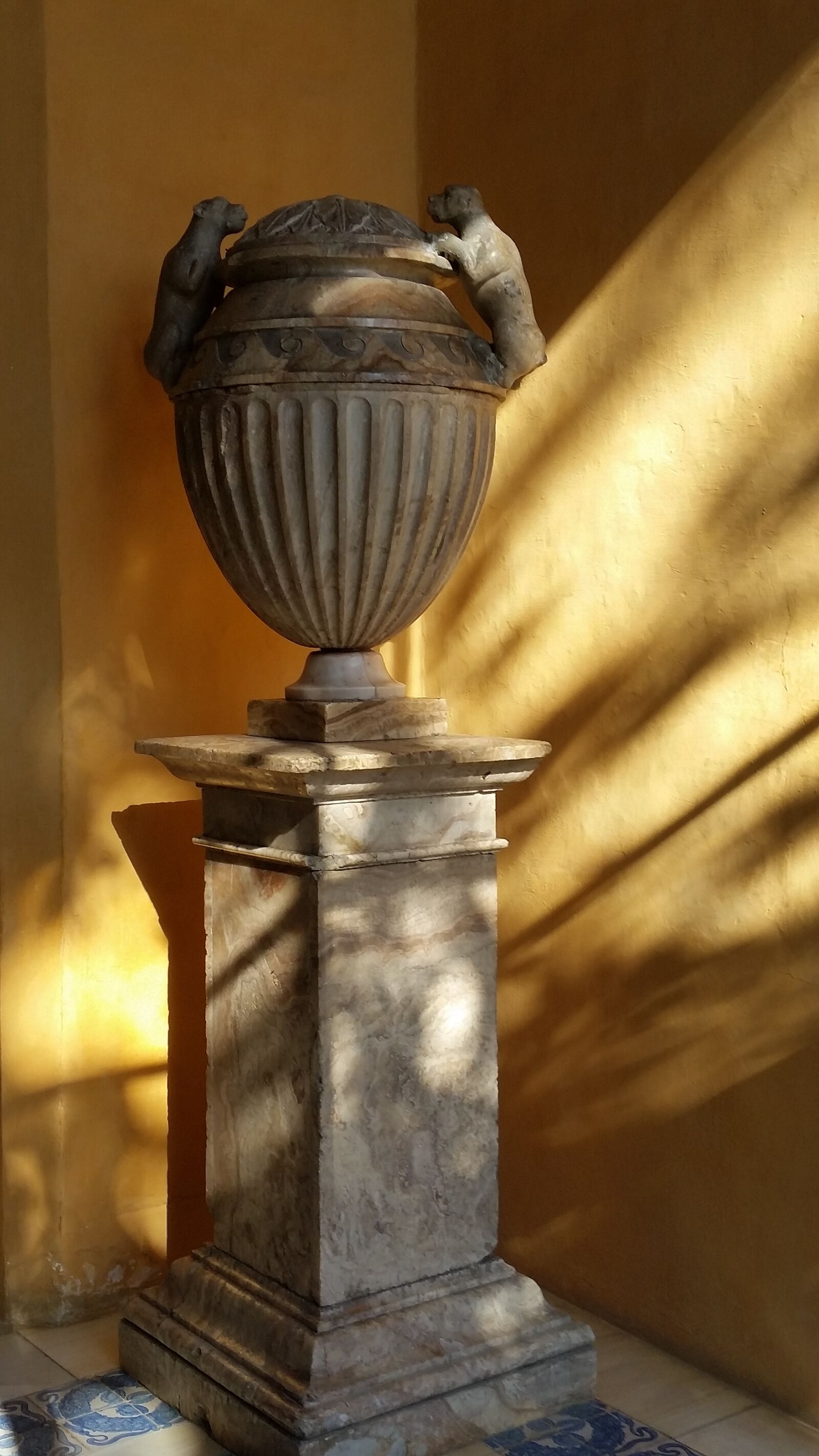 Samsung Galaxy S5 sample photo. Stone urn, the alcazar photography