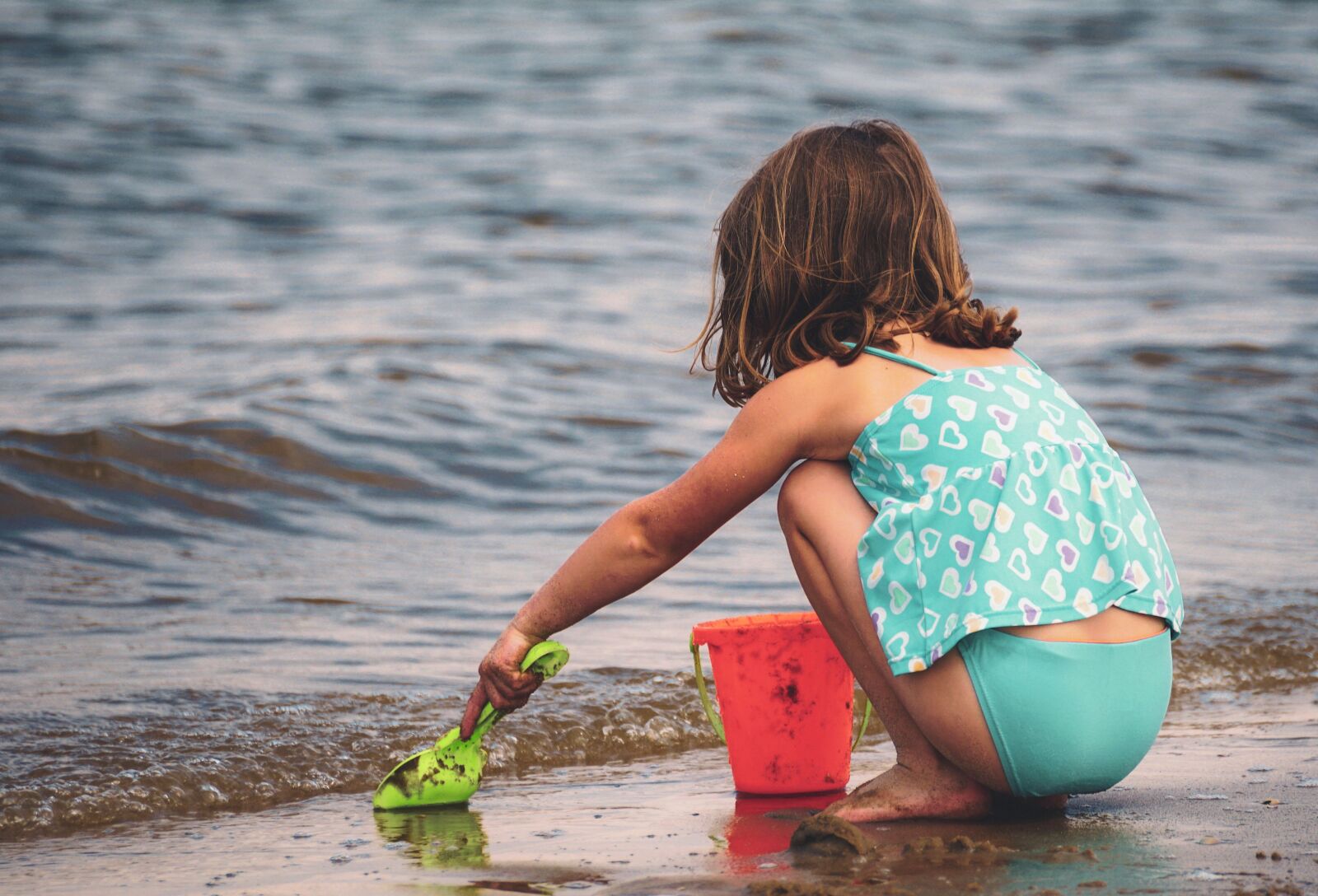 Sony DT 55-300mm F4.5-5.6 SAM sample photo. Girl, play, sand photography