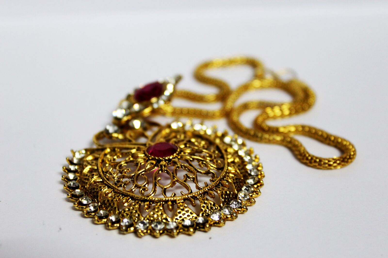 Canon EOS 700D (EOS Rebel T5i / EOS Kiss X7i) sample photo. Antique, women's, jewelry photography