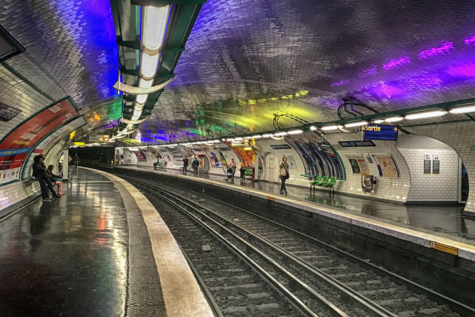 Apple iPhone SE sample photo. Paris, metro, station photography