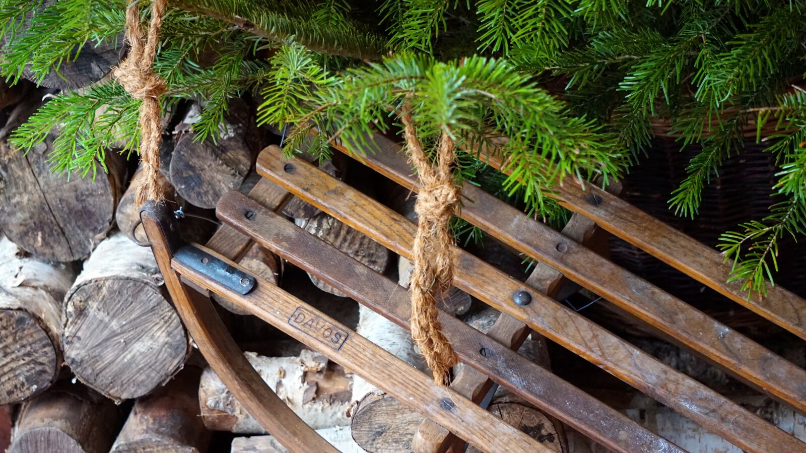 Sony Alpha a5000 (ILCE 5000) + Sony E 55-210mm F4.5-6.3 OSS sample photo. Slide, wood, winter photography
