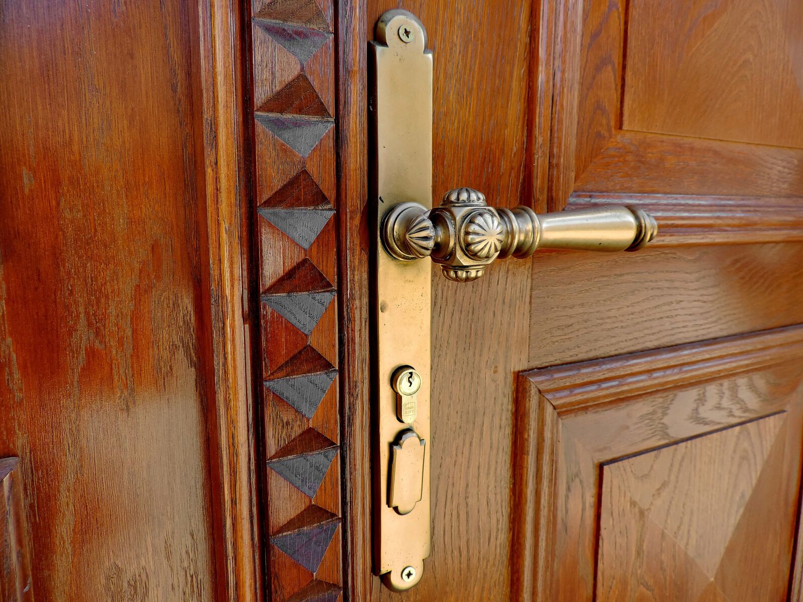 Nikon Coolpix P520 sample photo. Carpentry, entrance, front door photography