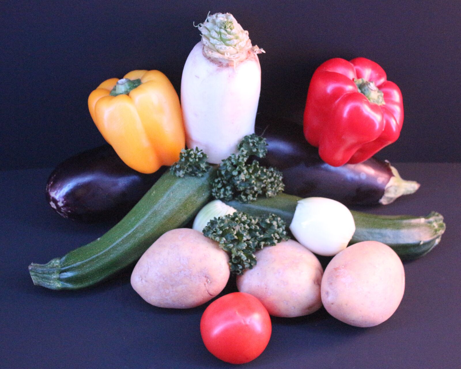 Canon EF-S 18-55mm F3.5-5.6 IS sample photo. Vegetables, zuccini, food photography