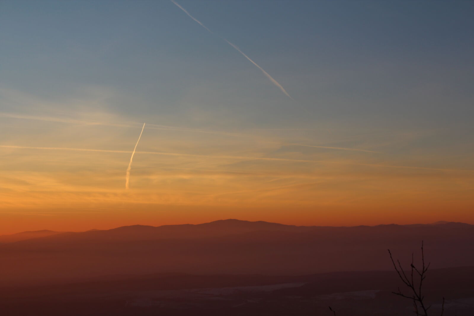 Canon EOS 600D (Rebel EOS T3i / EOS Kiss X5) sample photo. Silhouette, landscape, against, vapor photography