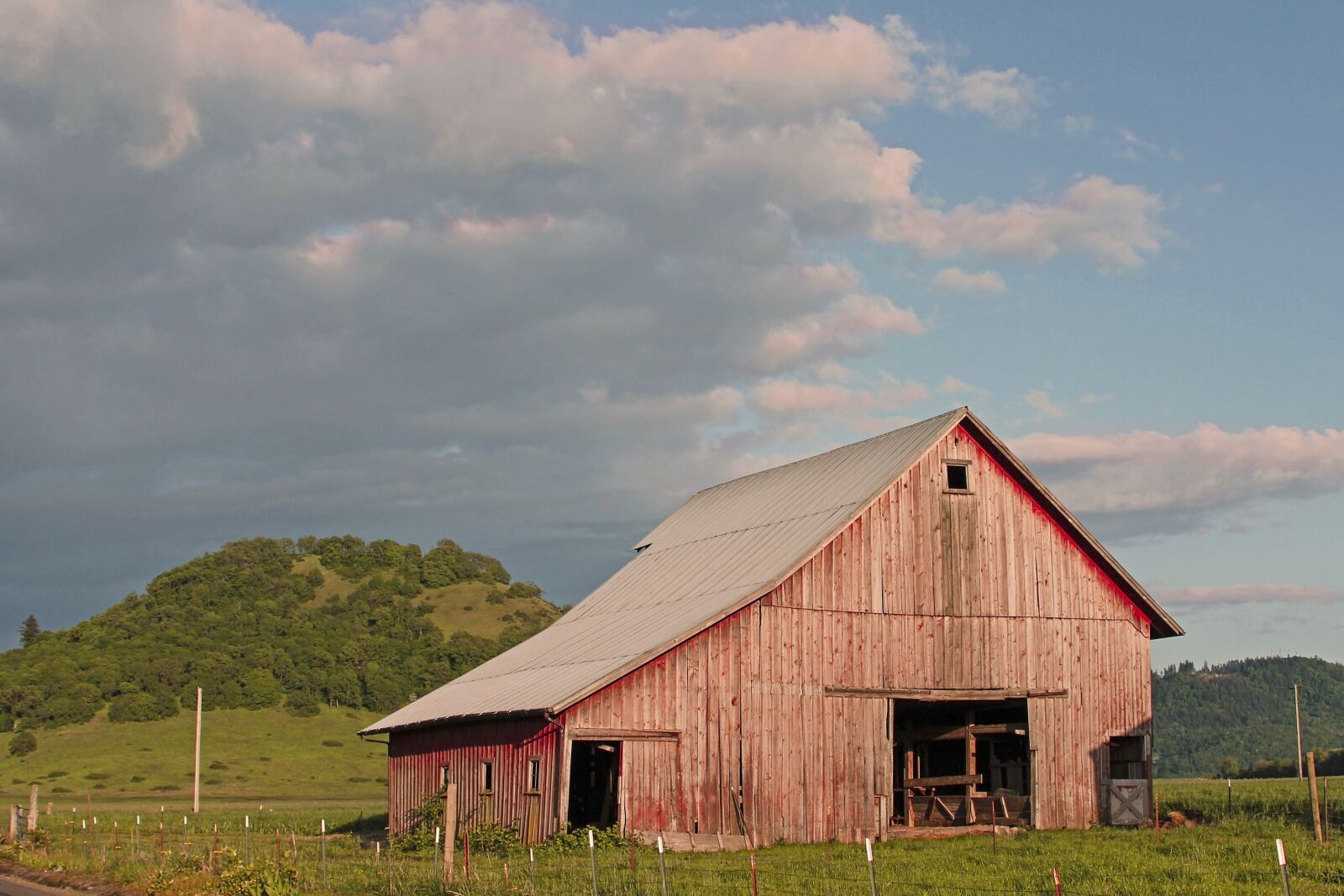 Canon EF 28-135mm F3.5-5.6 IS USM sample photo. Barn, field, wood photography