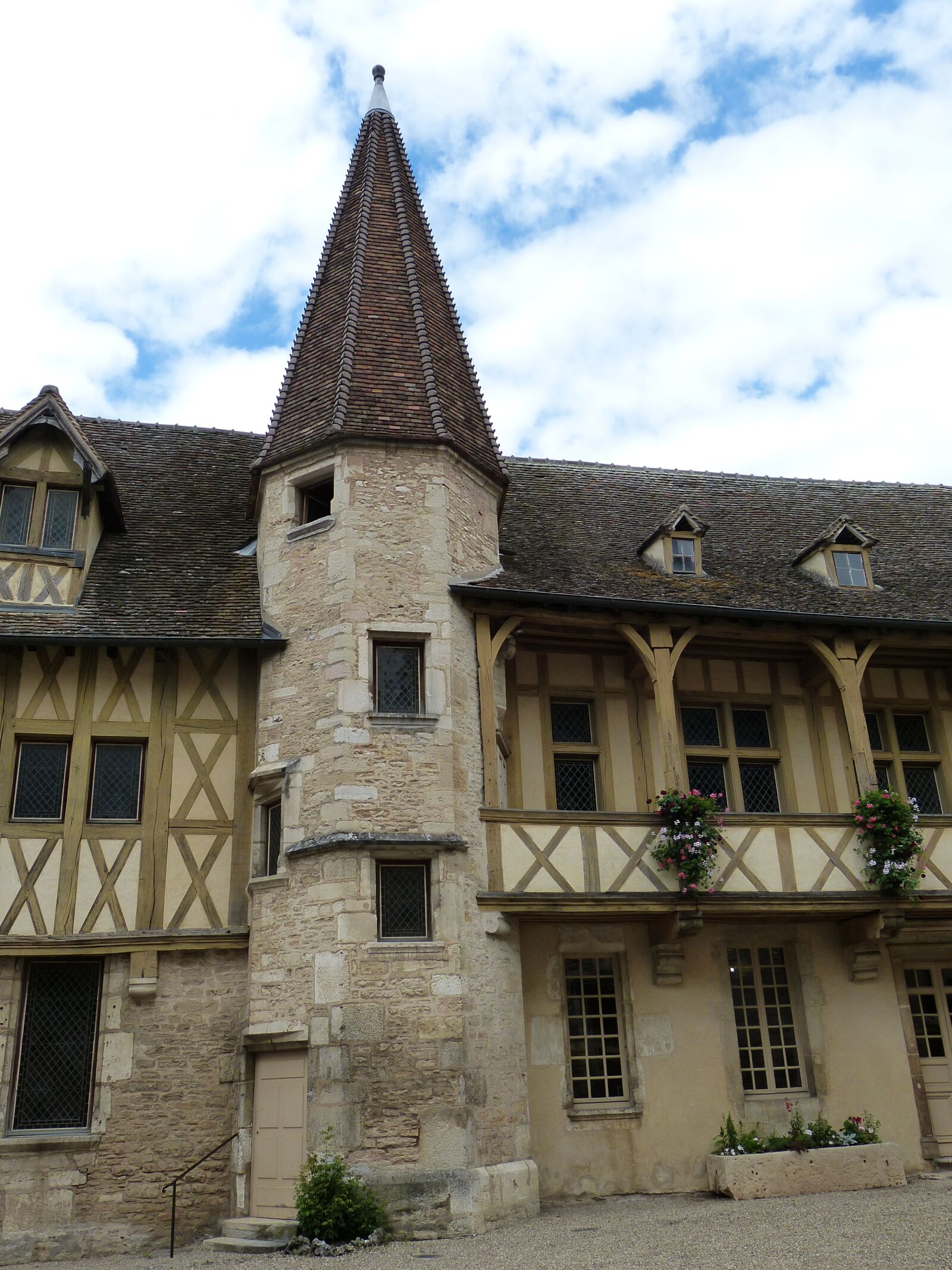 Panasonic Lumix DMC-FZ150 sample photo. Beaune, france, historically photography