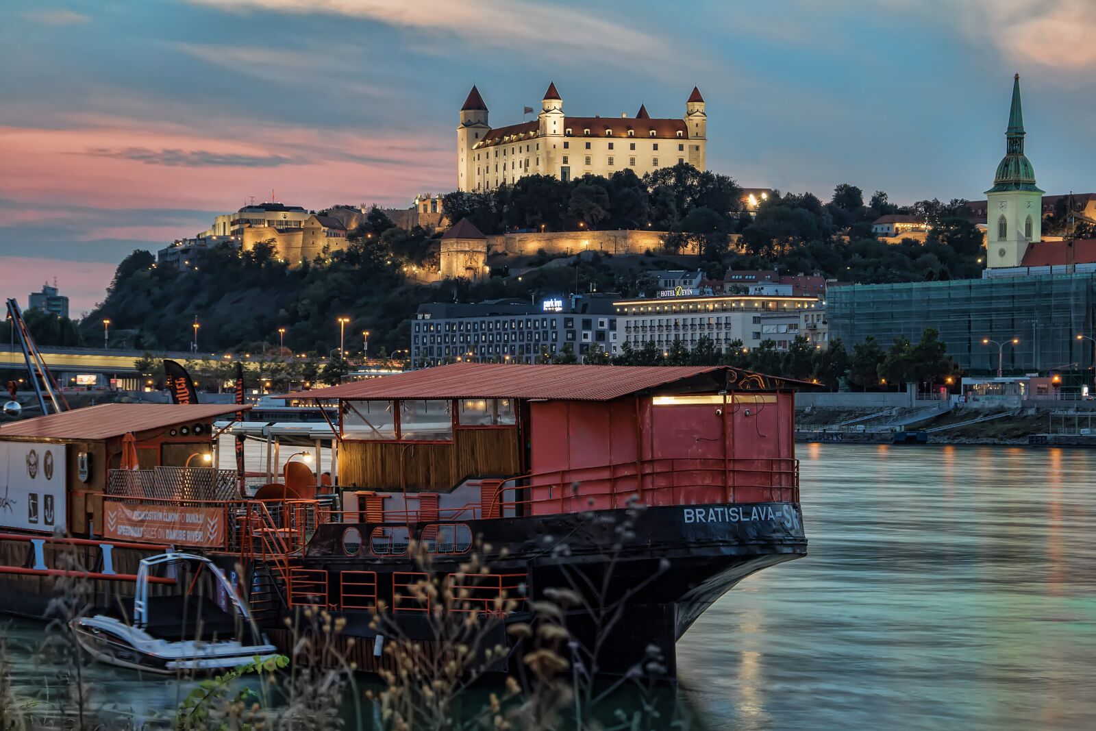 Canon EOS 600D (Rebel EOS T3i / EOS Kiss X5) sample photo. Bratislava, slovakia, castle photography
