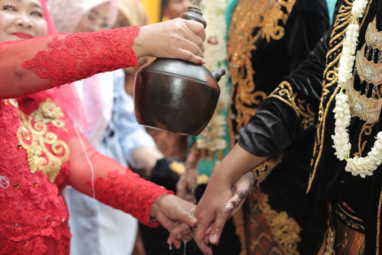 Canon EOS 6D + Canon EF 50mm F1.4 USM sample photo. Wedding, moment, flowers photography