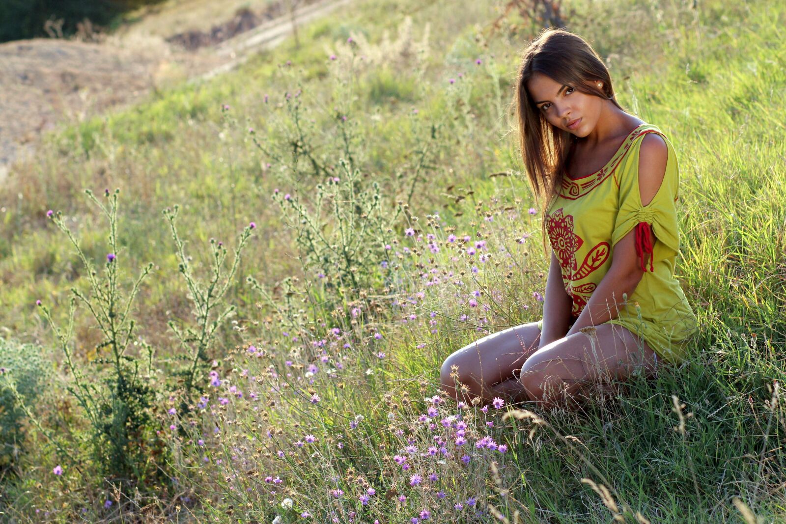 Canon EOS 700D (EOS Rebel T5i / EOS Kiss X7i) + Canon EF 85mm F1.8 USM sample photo. Girl, grass, nature photography