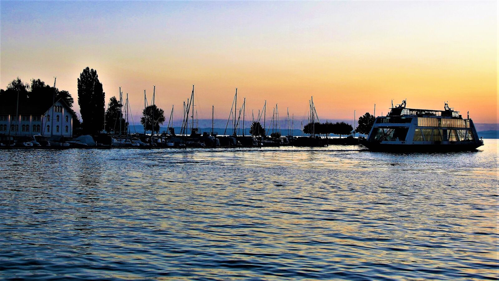 Canon EOS 400D (EOS Digital Rebel XTi / EOS Kiss Digital X) sample photo. Morning, port, lake photography