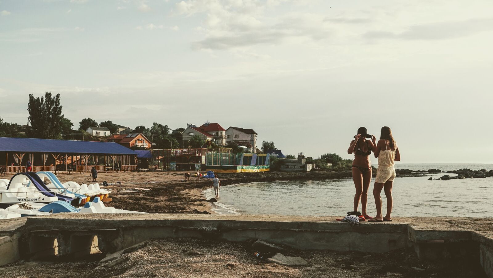 Sony Cyber-shot DSC-RX10 IV sample photo. Sea, pierce, girls photography
