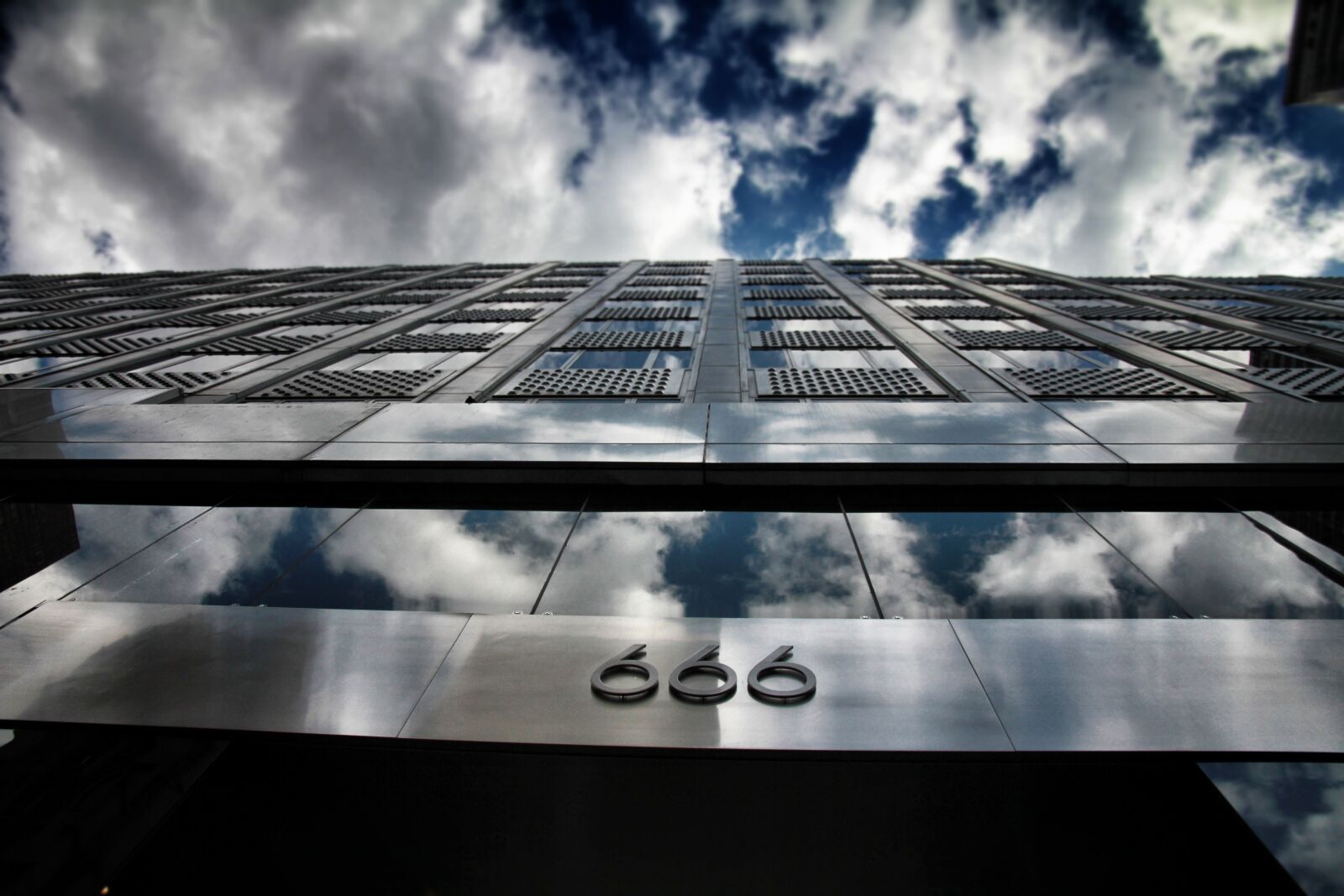 Canon EOS 550D (EOS Rebel T2i / EOS Kiss X4) sample photo. Building, clouds, overcast photography