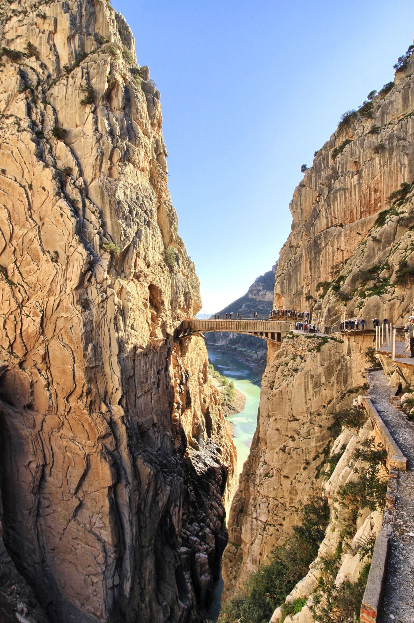 Canon EOS 600D (Rebel EOS T3i / EOS Kiss X5) + Canon EF-S 10-18mm F4.5–5.6 IS STM sample photo. Defile, caminito del rey photography