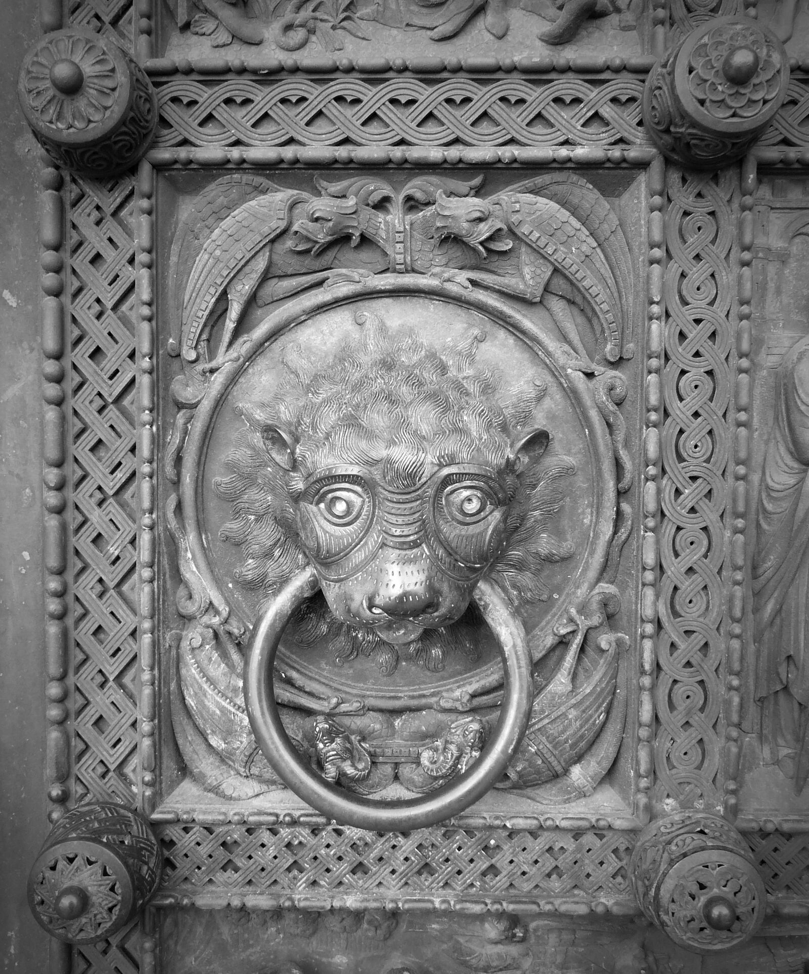 Panasonic Lumix DMC-FZ200 sample photo. Doorknocker, old, call waiting photography