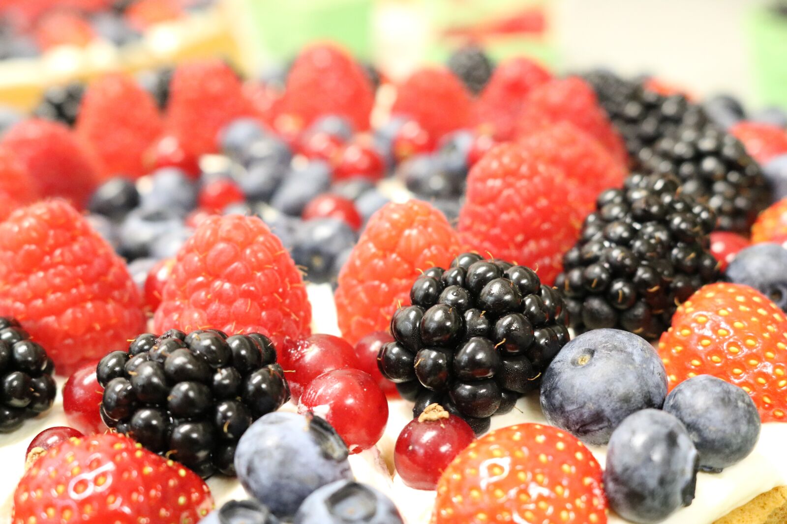 Canon EOS 750D (EOS Rebel T6i / EOS Kiss X8i) sample photo. Fruits, blackberries, blueberries photography