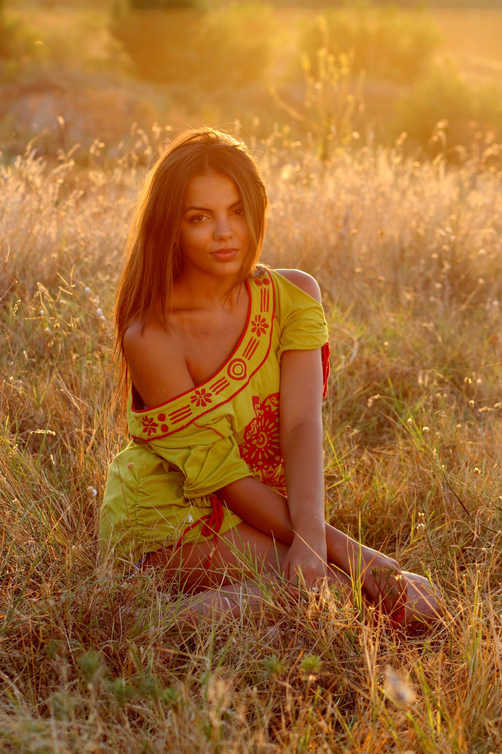 Canon EOS 700D (EOS Rebel T5i / EOS Kiss X7i) + Canon EF 85mm F1.8 USM sample photo. Girl, grass, sunset photography