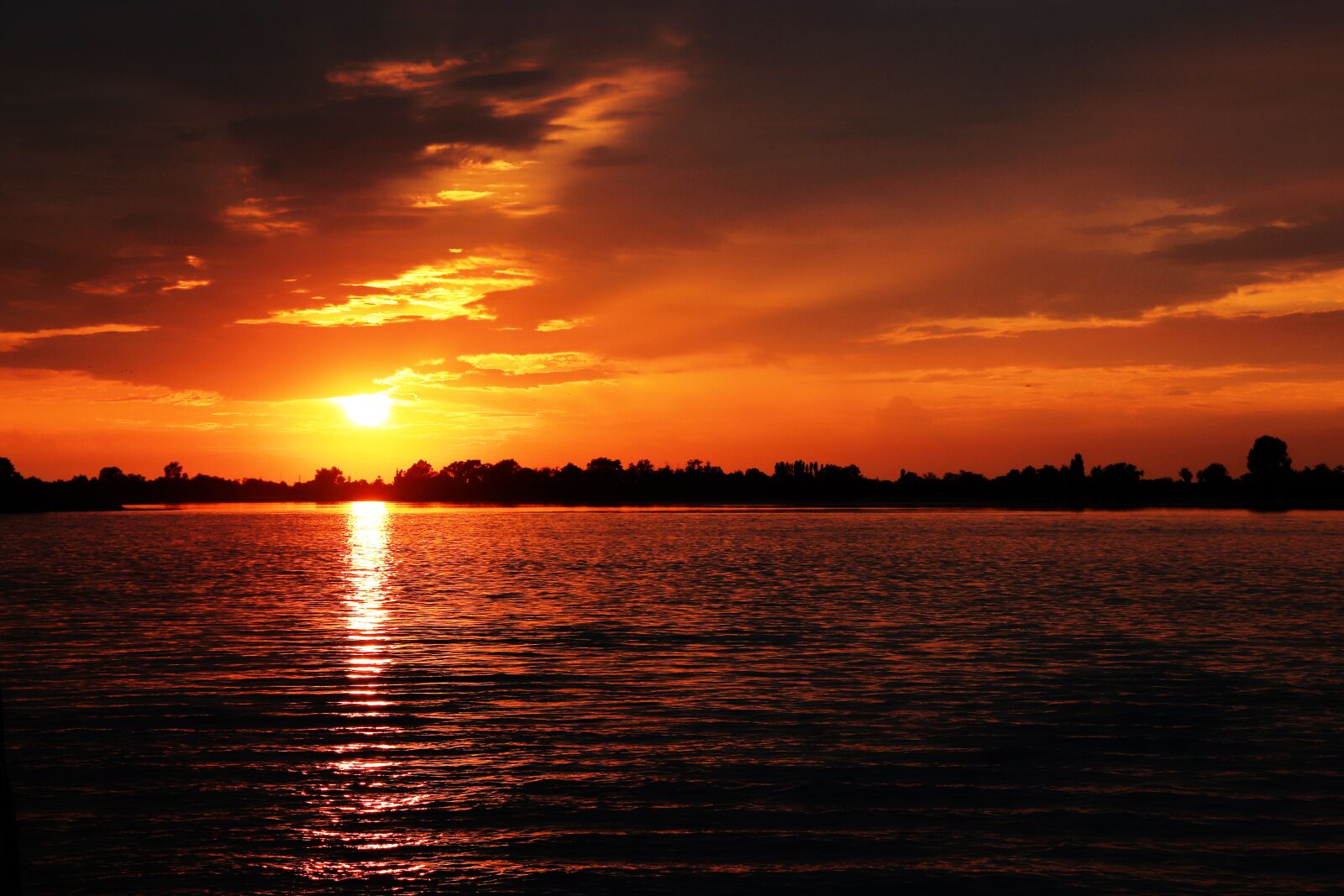 Canon EOS 800D (EOS Rebel T7i / EOS Kiss X9i) sample photo. Sunset, sea, water photography