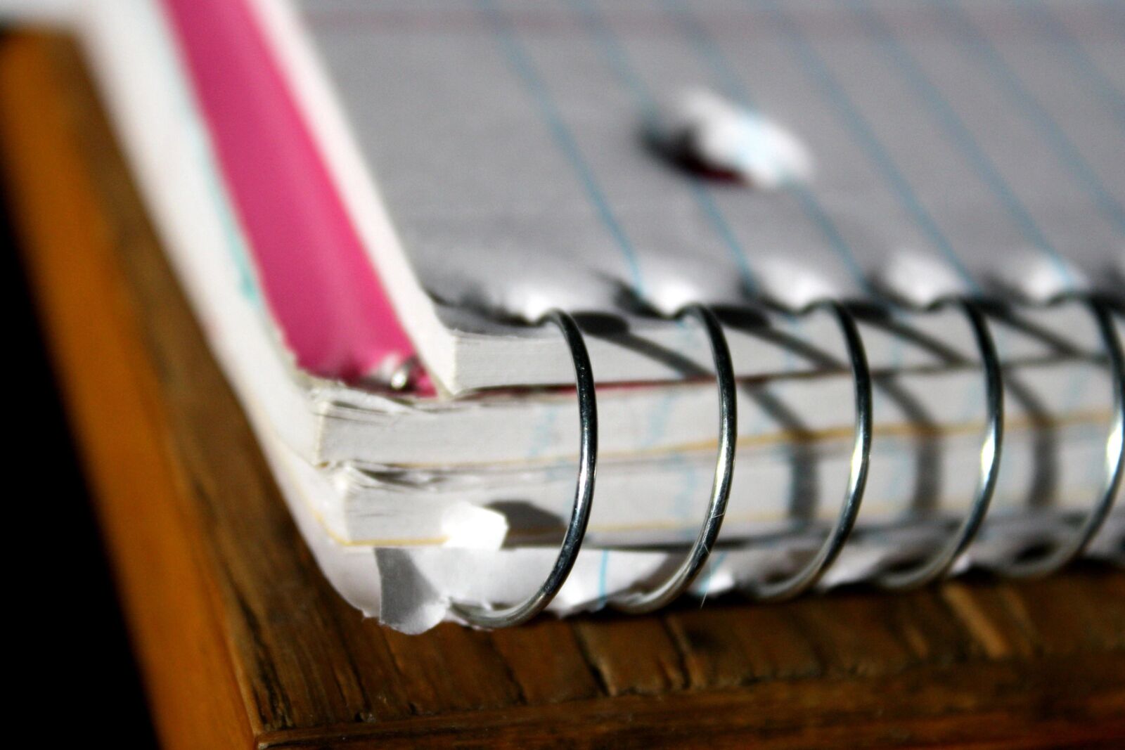 f/3.5-5.6 IS sample photo. Spiral wire, notebook, corner photography