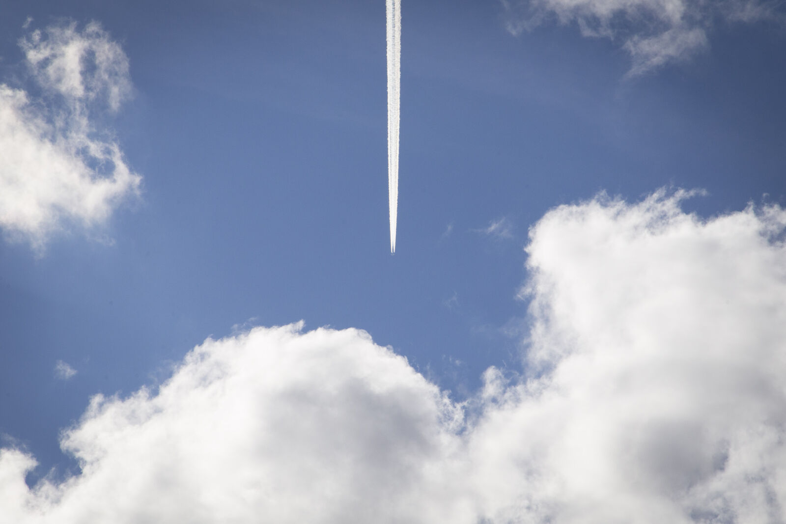 Canon EF 24-105mm F4L IS USM sample photo. Sky, plane, flight, contrails photography