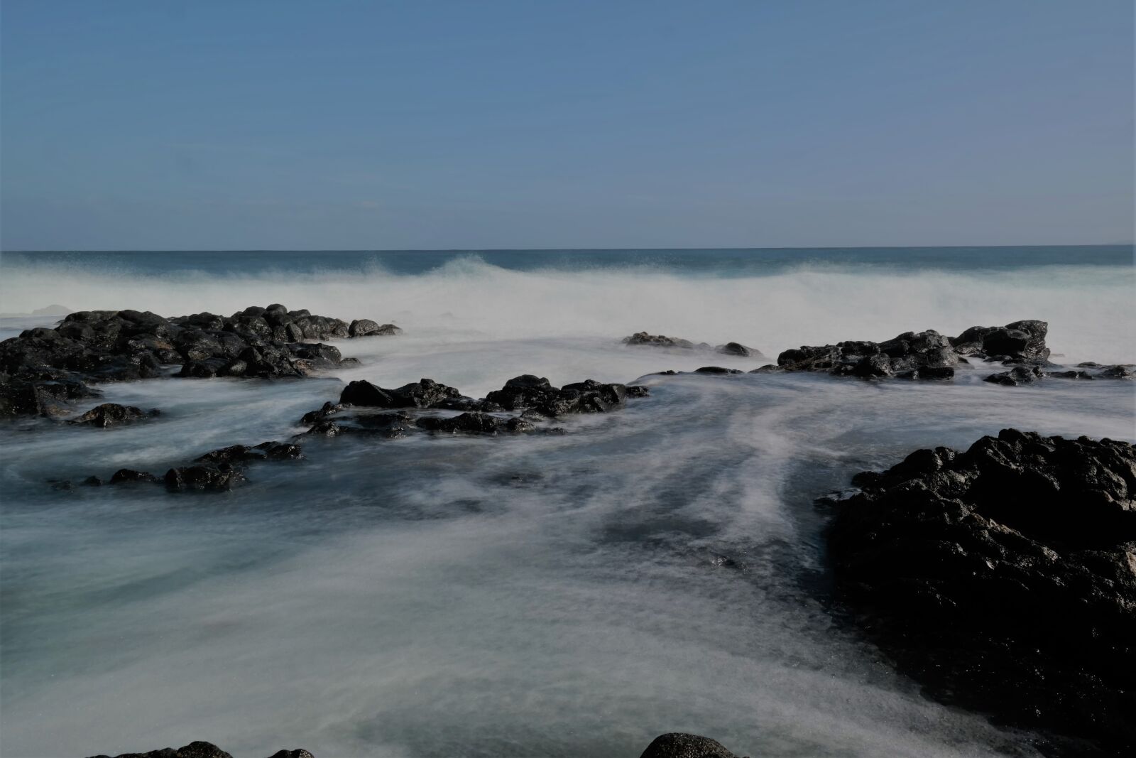 NX 18-55mm F3.5-5.6 sample photo. Ocean, wave, stones photography