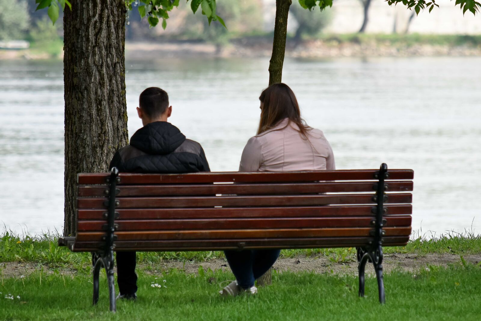 Nikon D5500 sample photo. Bench, boyfriend, girlfriend, riverbank photography