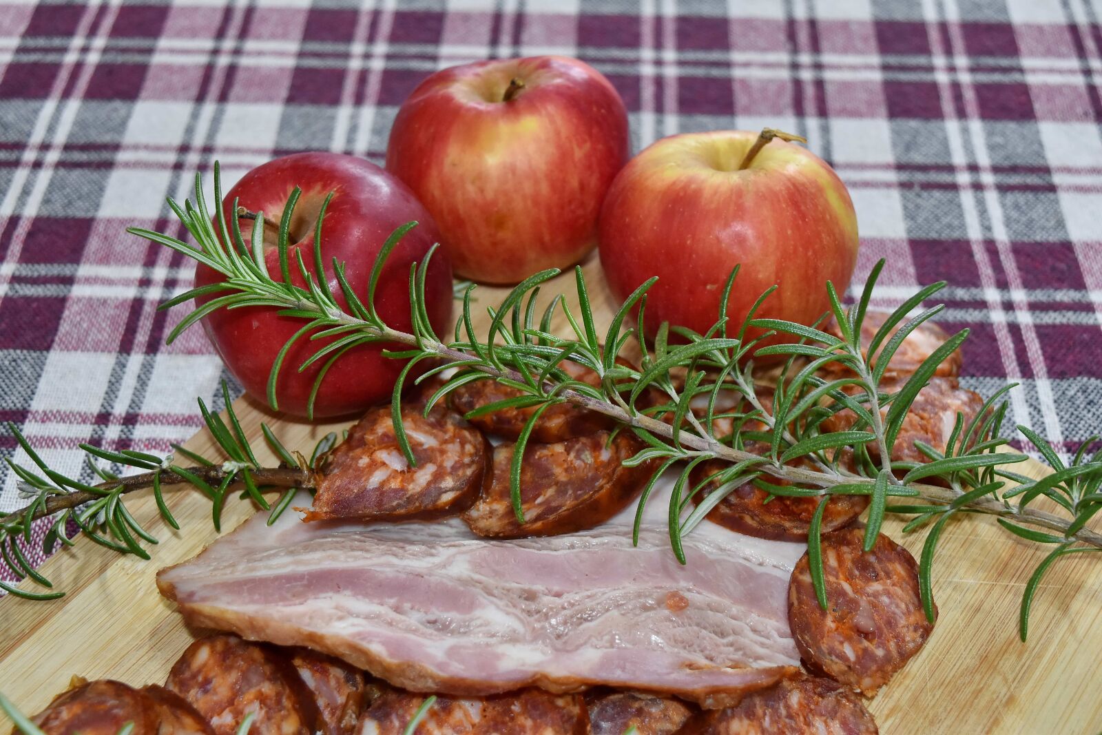 Nikon D5500 sample photo. Appetizer, apples, bacon, culinary photography