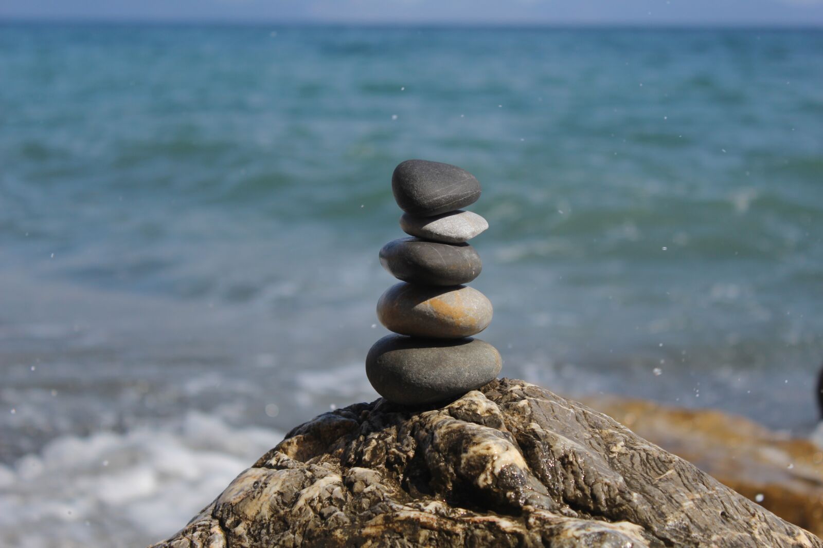 Canon EOS 600D (Rebel EOS T3i / EOS Kiss X5) sample photo. Sea, pebbles, greece photography