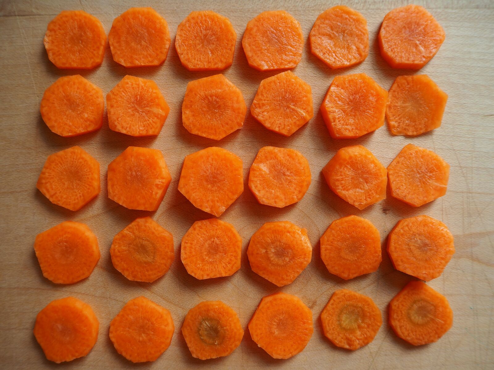 Olympus OM-D E-M10 sample photo. Carrot, carrots, discs photography