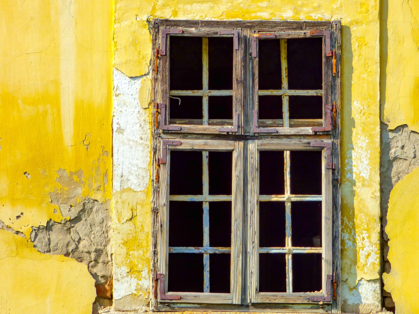 Panasonic DMC-FZ72 sample photo. Window, building, old house photography