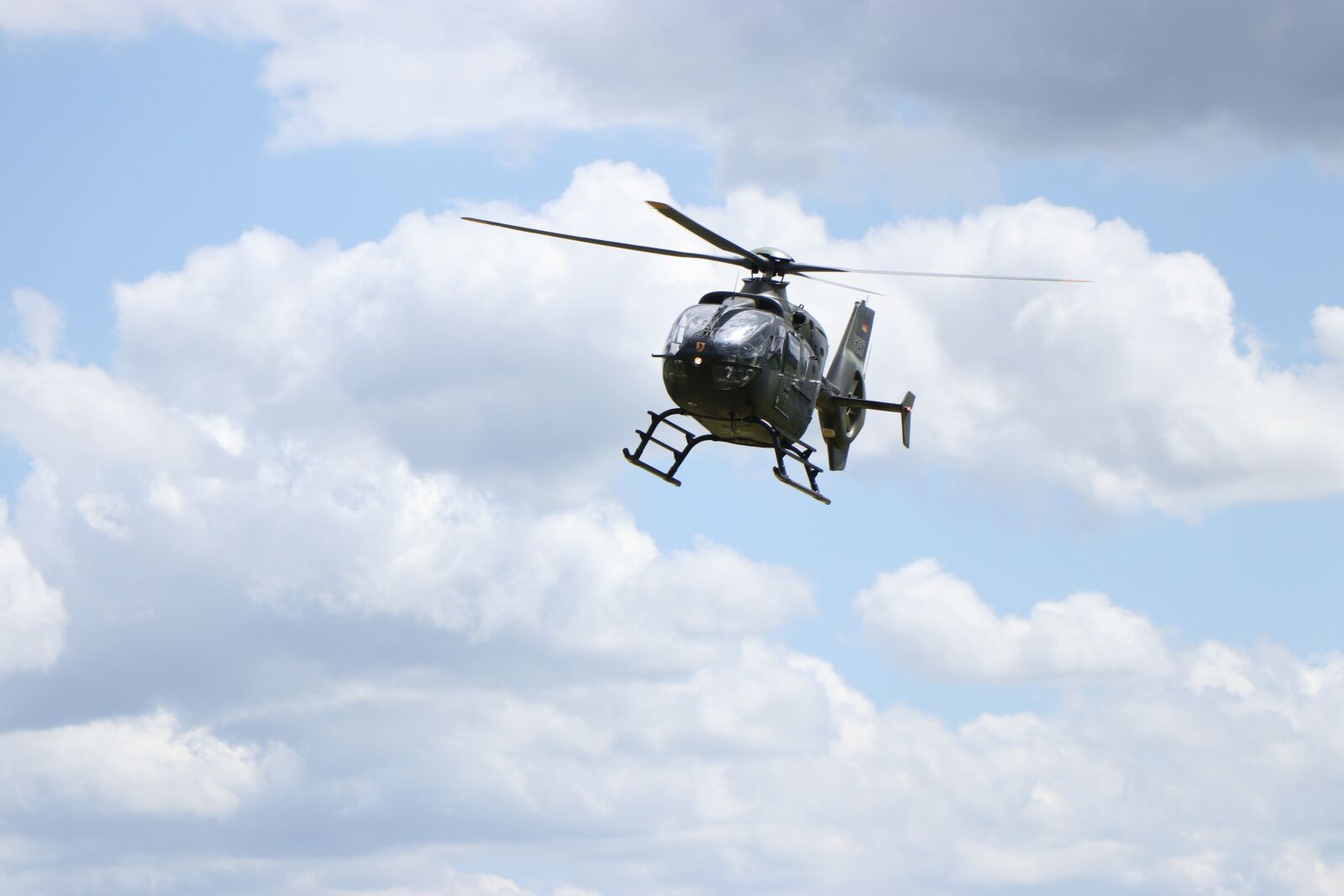 Canon EF-S 18-135mm F3.5-5.6 IS USM sample photo. Helicopter, flying, motor photography