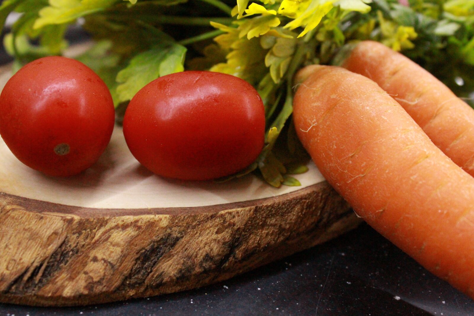 Canon EOS 700D (EOS Rebel T5i / EOS Kiss X7i) sample photo. Tomato, carrot, parsley photography