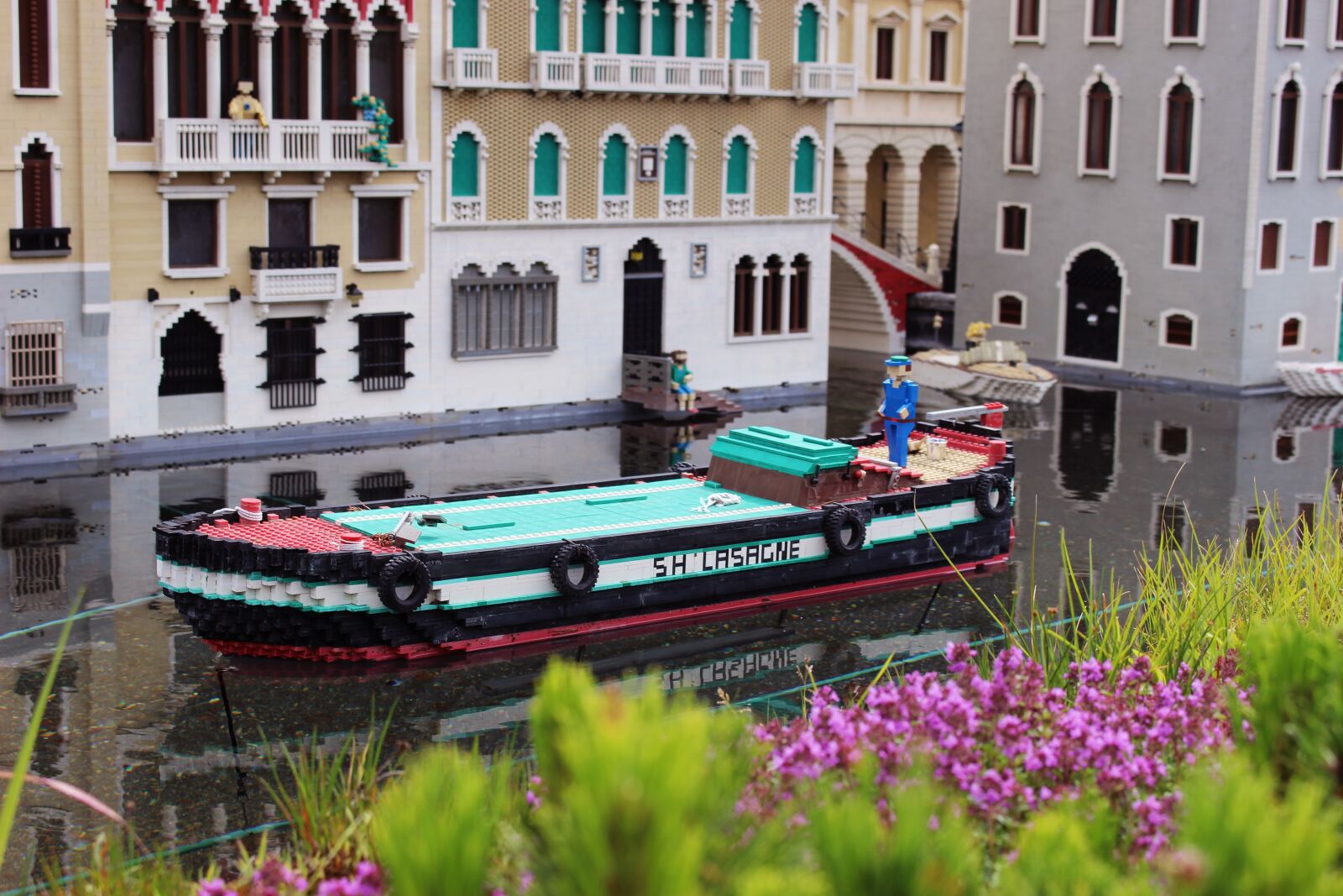 Canon EOS 100D (EOS Rebel SL1 / EOS Kiss X7) sample photo. Lego, legoland, build photography