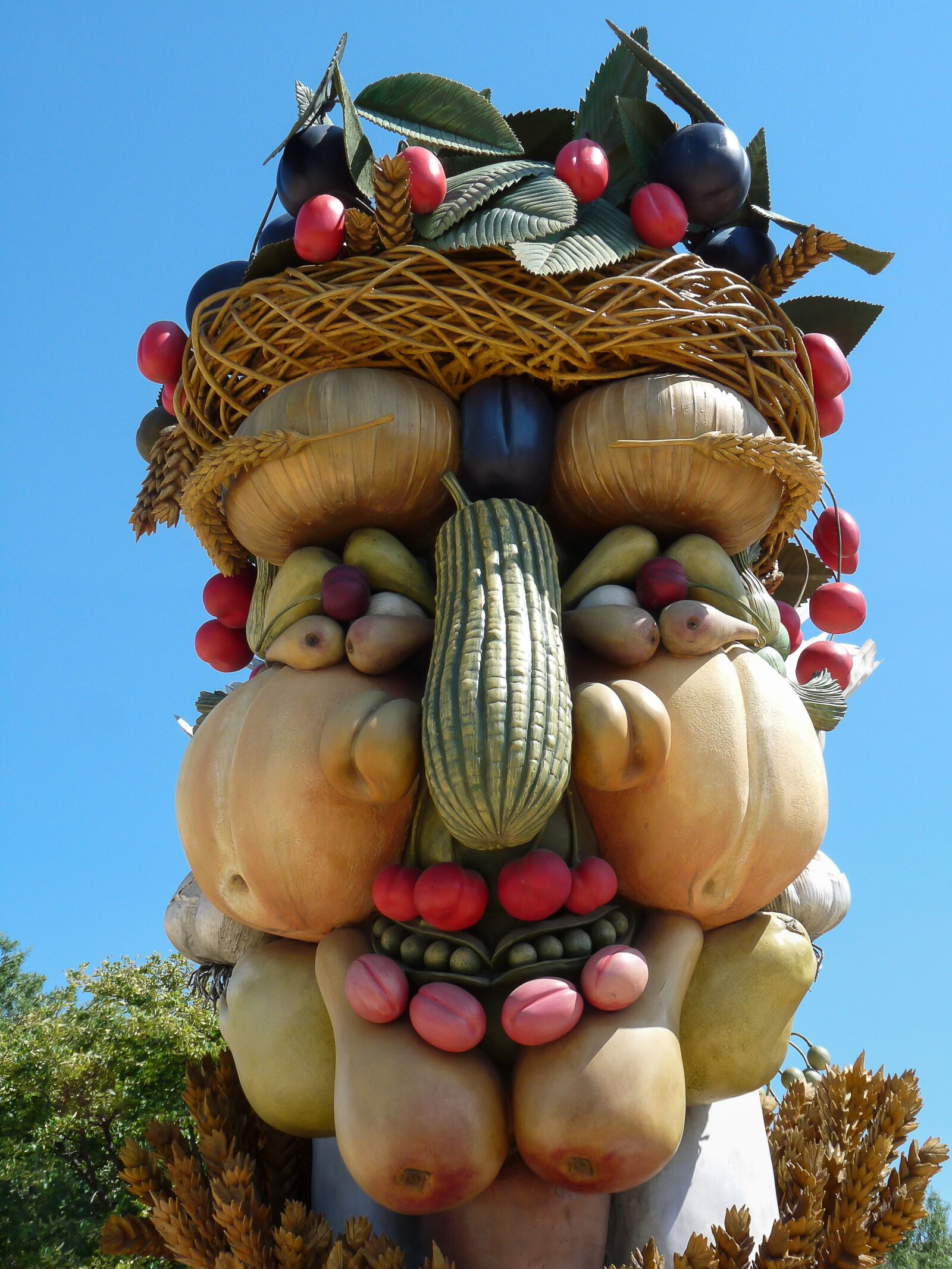 Panasonic Lumix DMC-FZ28 sample photo. Sculpture, giant, arcimboldo photography