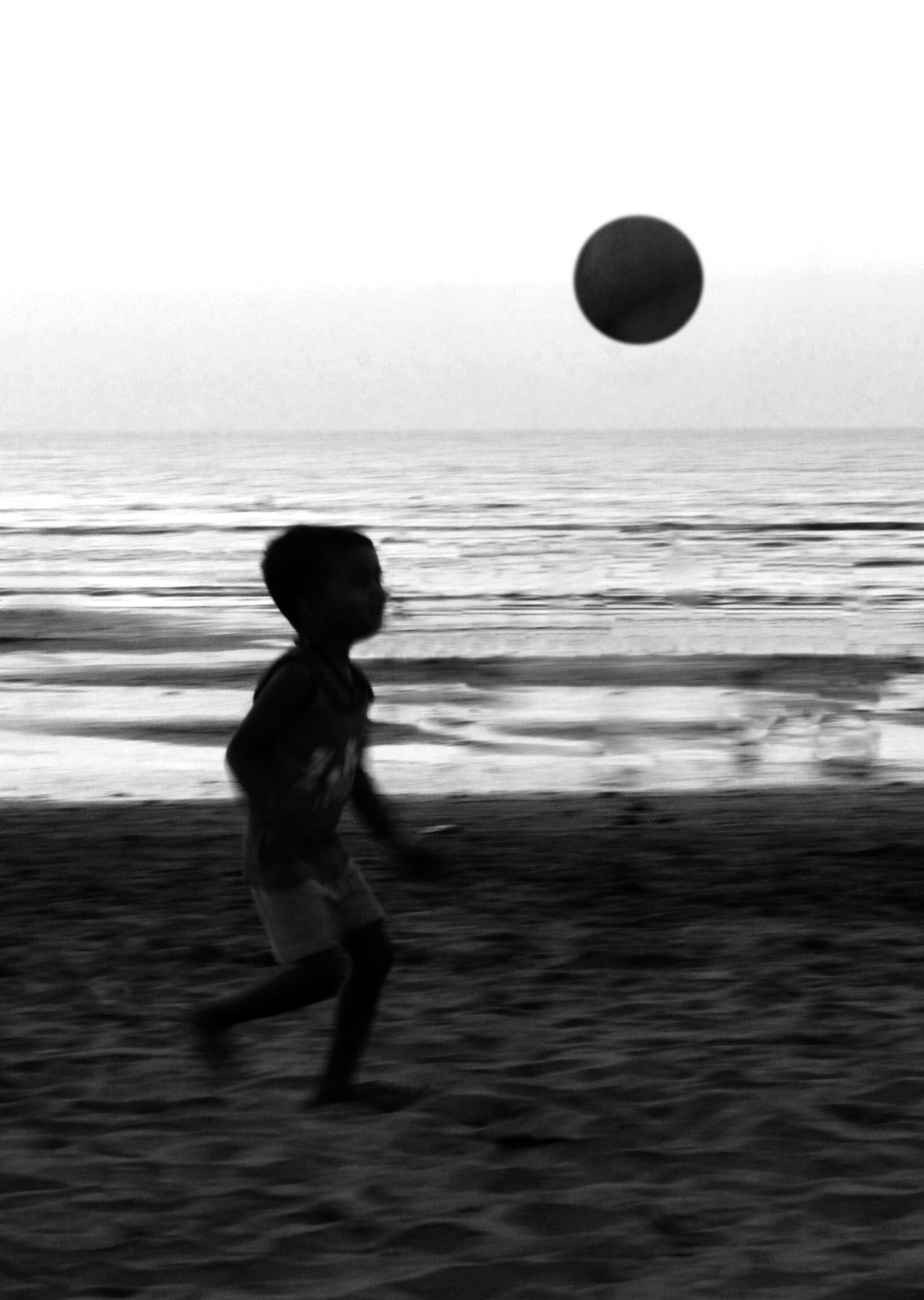 Canon EOS 600D (Rebel EOS T3i / EOS Kiss X5) sample photo. Boy, playing, on, beach photography