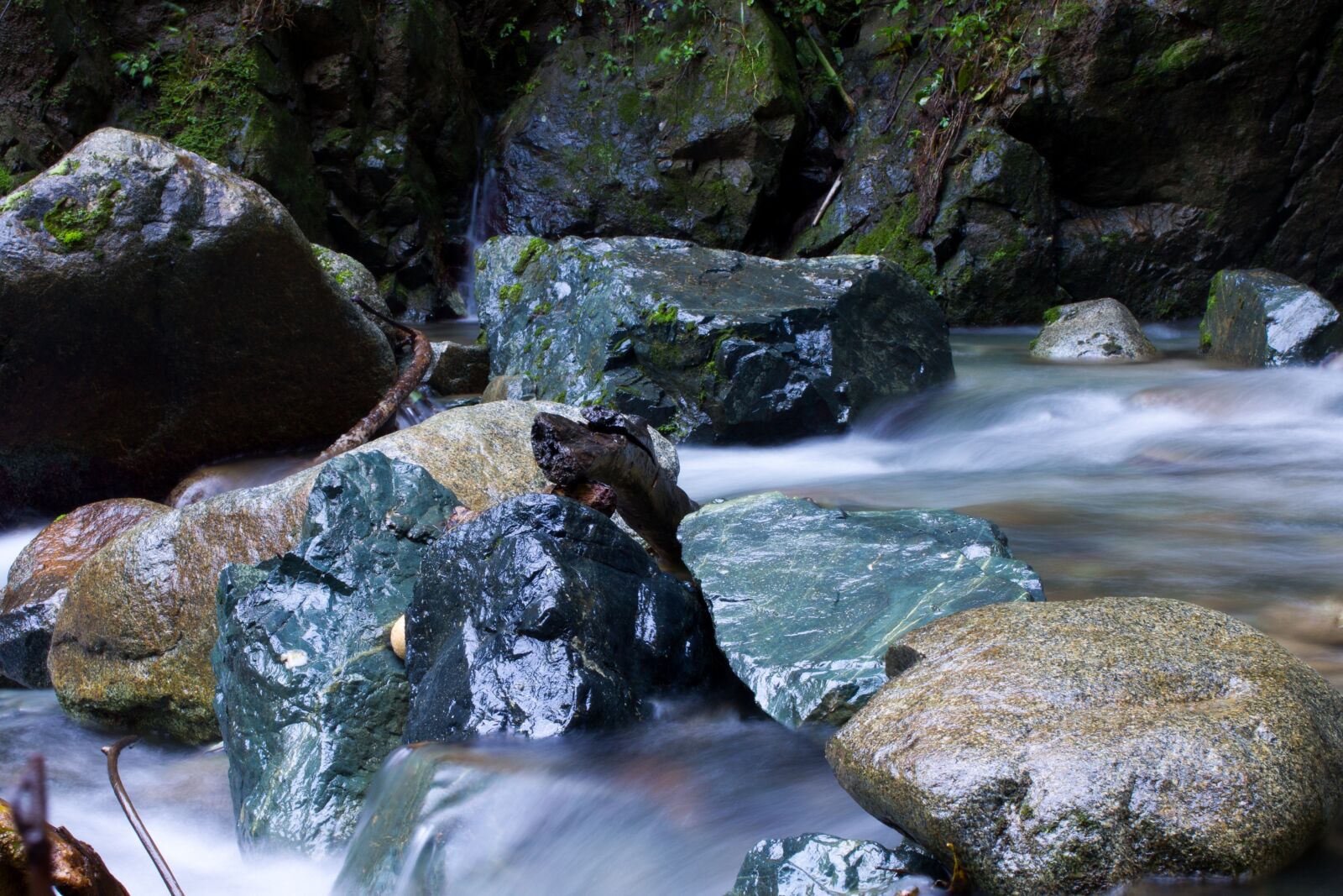 Canon EOS 7D + Canon EF 35mm F2 sample photo. Rock, river, jarabacoa photography