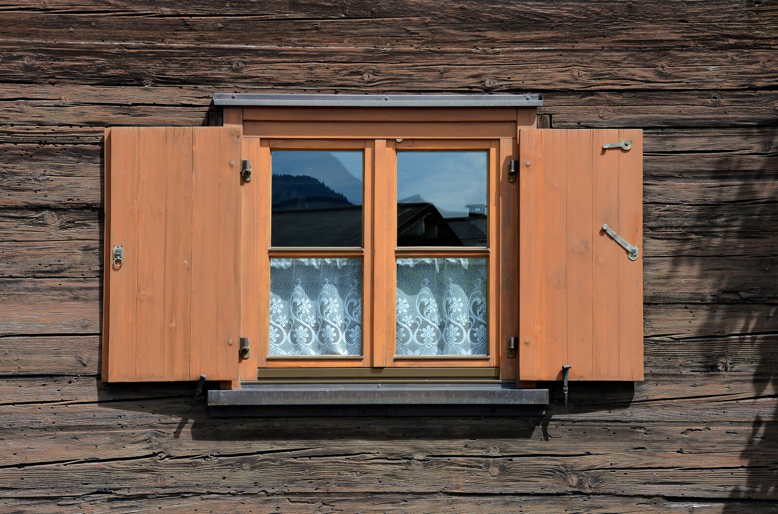 Nikon D3200 sample photo. Shutter, farmhouse, wooden windows photography