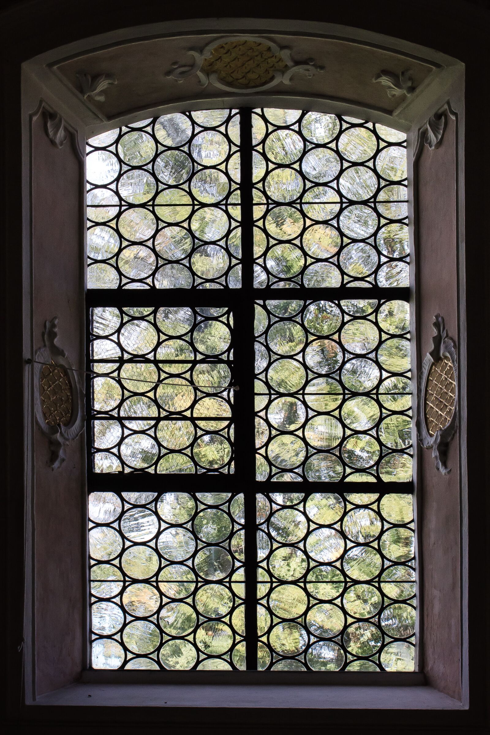 Canon EOS 1300D (EOS Rebel T6 / EOS Kiss X80) sample photo. Window, lead glass, church photography