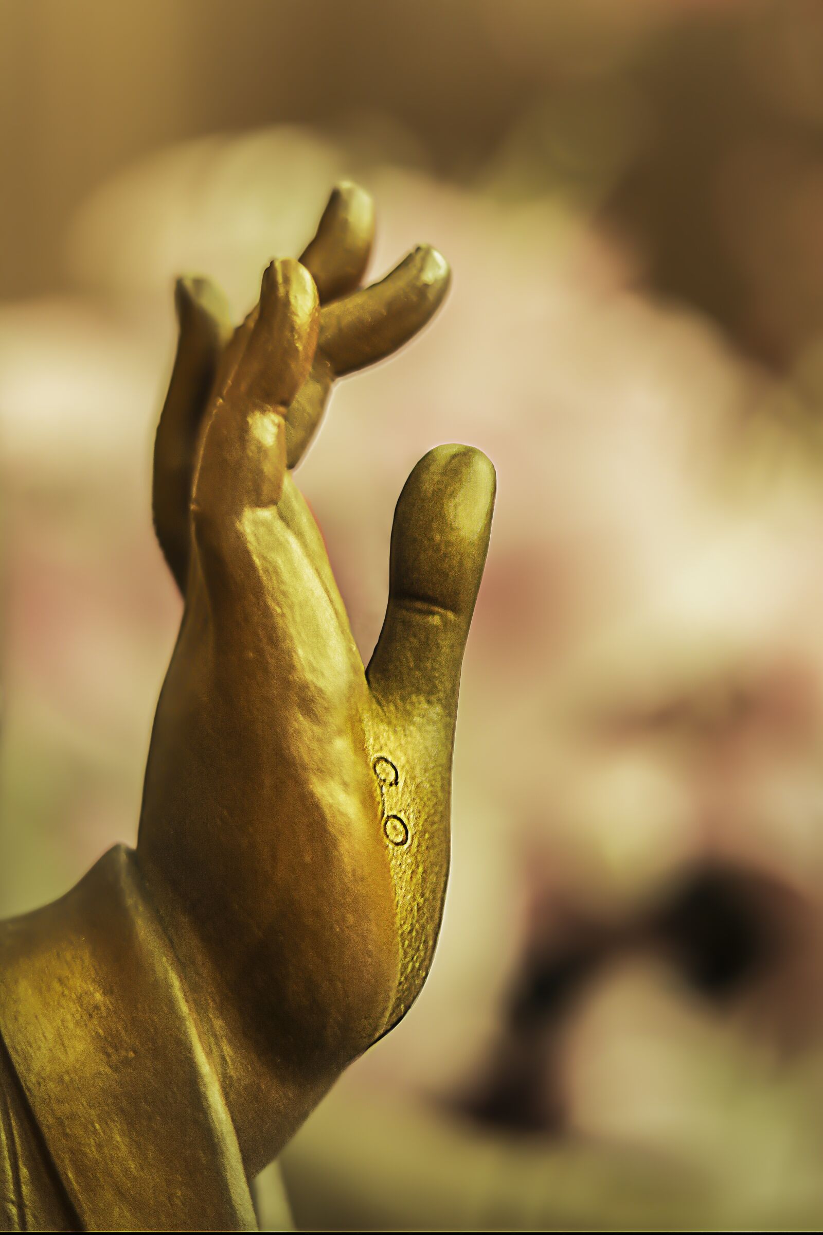 Canon EOS 750D (EOS Rebel T6i / EOS Kiss X8i) sample photo. Hand, statue, symbol photography