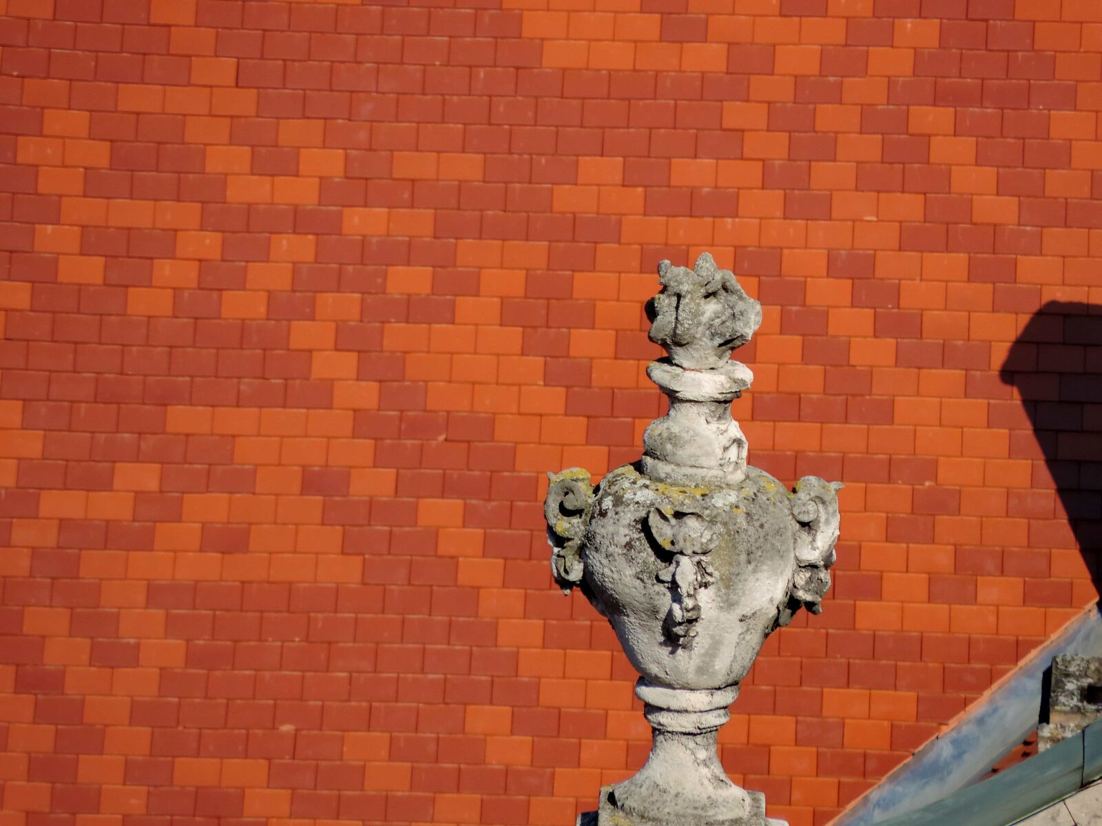 Nikon Coolpix P520 sample photo. Sculpture, statue, wall, architecture photography