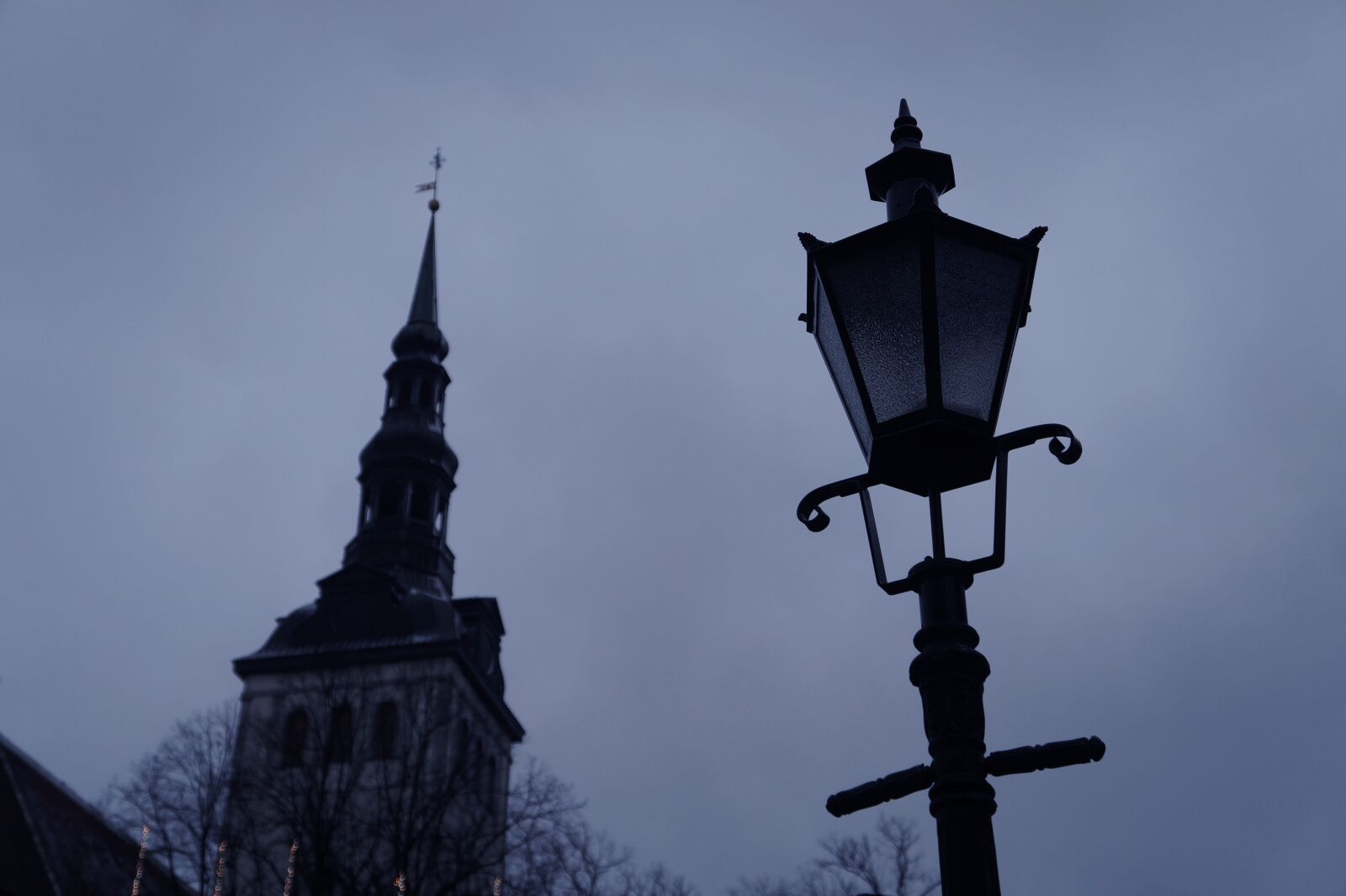Sony Alpha a3000 + Sony E 18-55mm F3.5-5.6 OSS sample photo. Street light, city, street photography