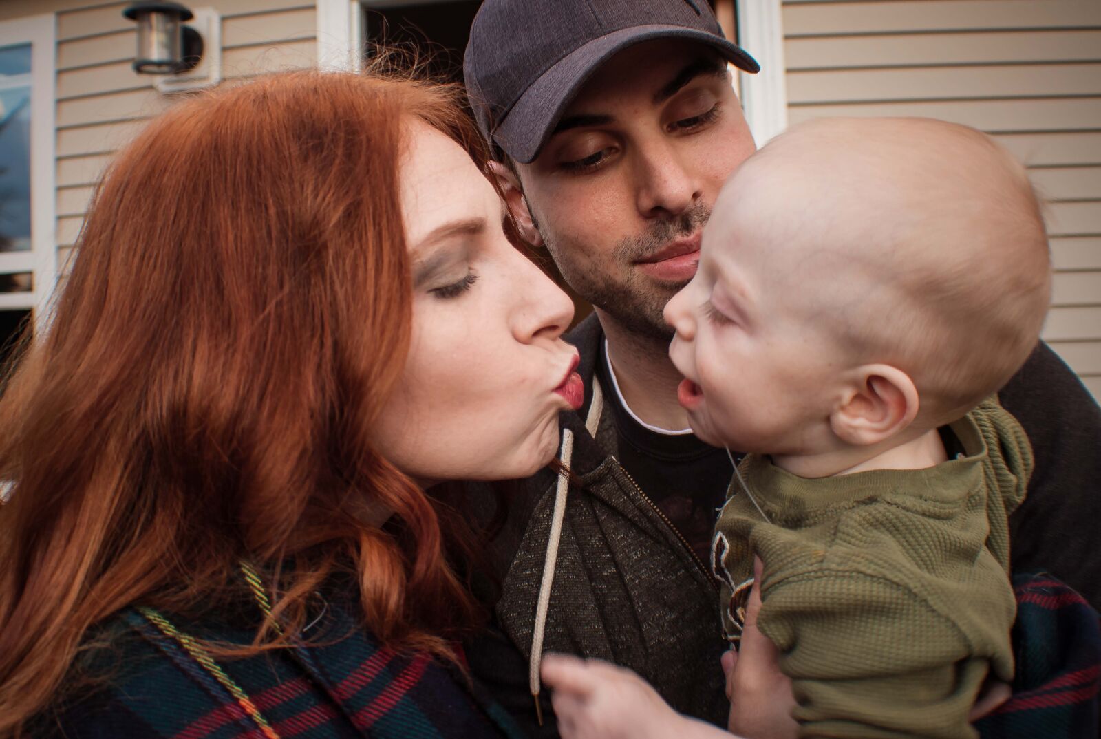 Canon EOS 750D (EOS Rebel T6i / EOS Kiss X8i) sample photo. Baby, dad, family, kiss photography